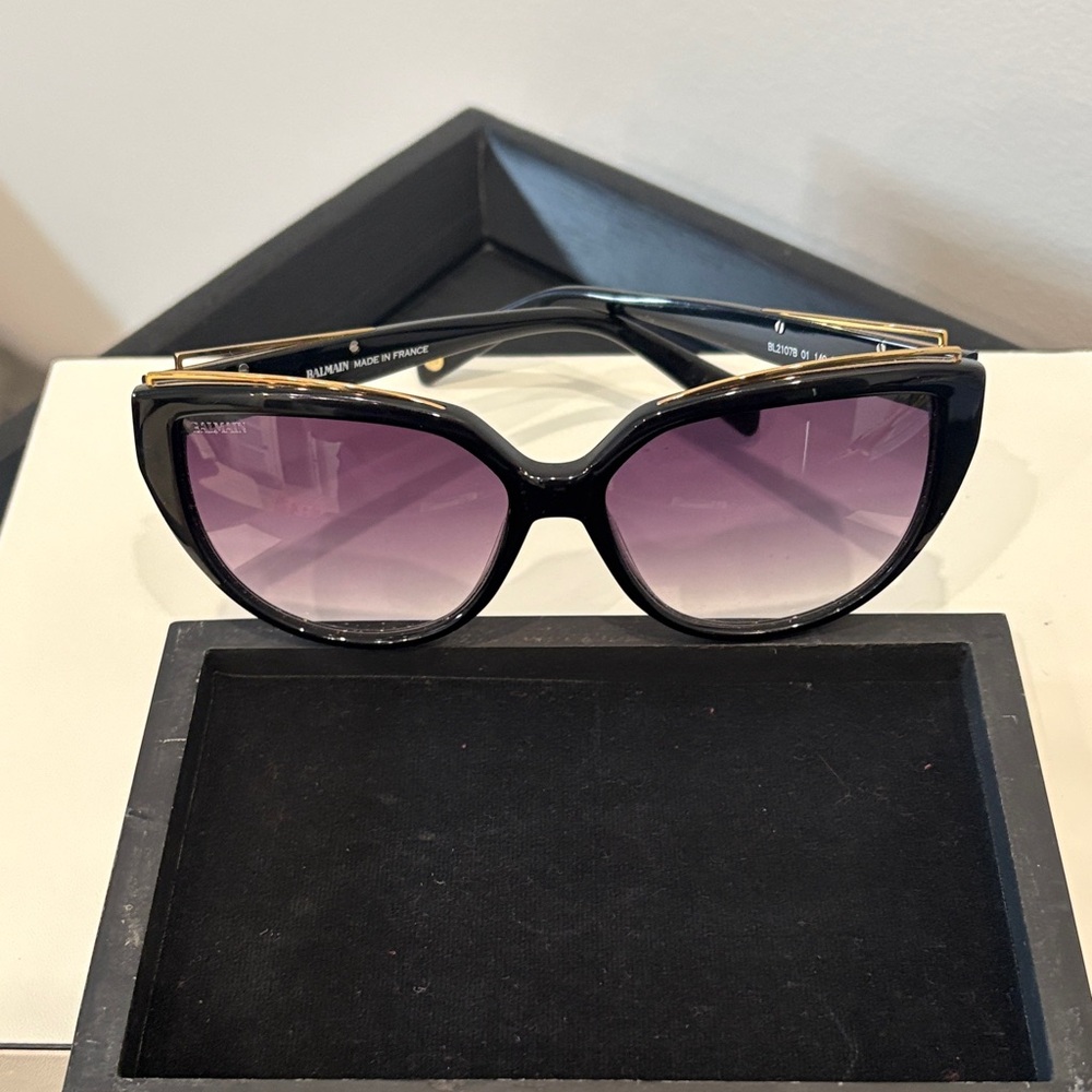 Elegant Black and Gold Sunglasses